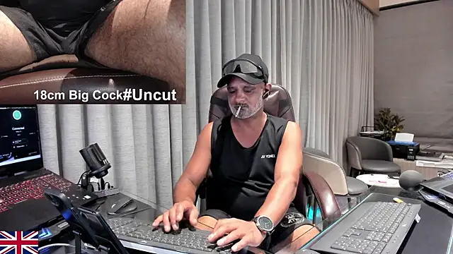 Snapshot of OnlineBossUK chatting on 06-16-26, 04:40 OnlineBossUK online show from 06-16-26, 04:40
