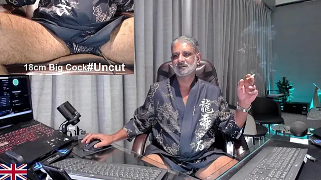 Snapshot of OnlineBossUK chatting on 07-13-26, 02:33 OnlineBossUK online show from 07-13-26, 02:33