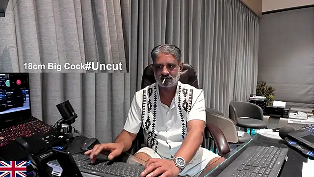 Snapshot of OnlineBossUK chatting on 04-18-26, 05:37 OnlineBossUK online show from 04-18-26, 05:37