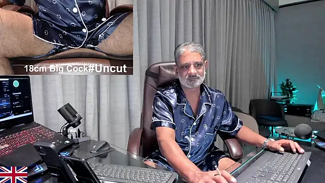 Snapshot of OnlineBossUK chatting on 07-13-26, 04:06 OnlineBossUK online show from 07-13-26, 04:06