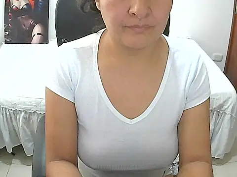 Snapshot of SenthiX chatting on 10-13-25, 01:34 SenthiX online show from 10-13-25, 01:34