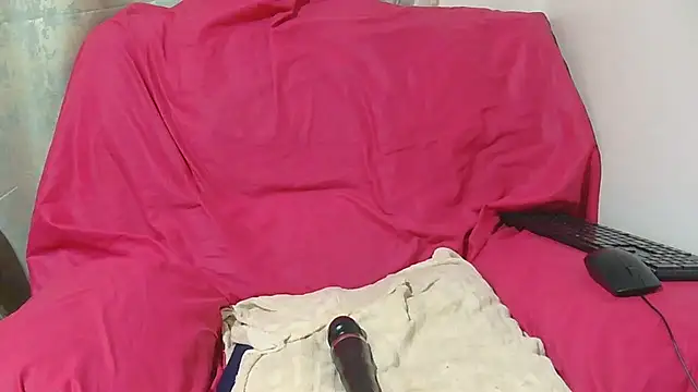 sluttylaura21 online show from 04-09-26, 10:38