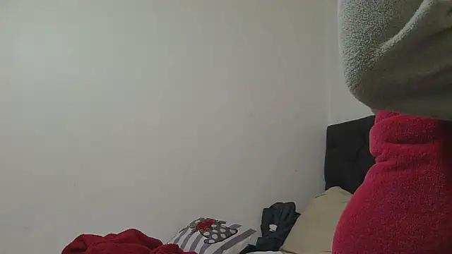 sluttylaura21 online show from 05-14-26, 06:54