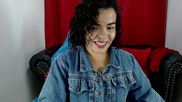 Snapshot of Abril_Beltran_ chatting on 11-25-25, 11:43 Abril Beltran online show from 11-25-25, 11:43