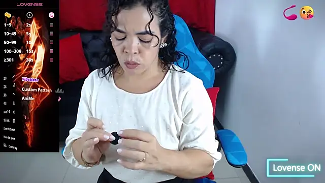 Snapshot of Abril_Beltran_ chatting on 09-27-25, 10:49 Abril Beltran  online show from 09-27-25, 10:49
