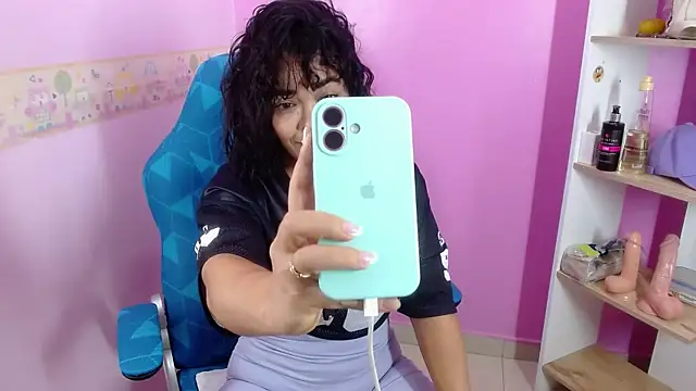 Snapshot of Abril_Beltran_ chatting on 11-26-25, 07:58 Abril Beltran online show from 11-26-25, 07:58