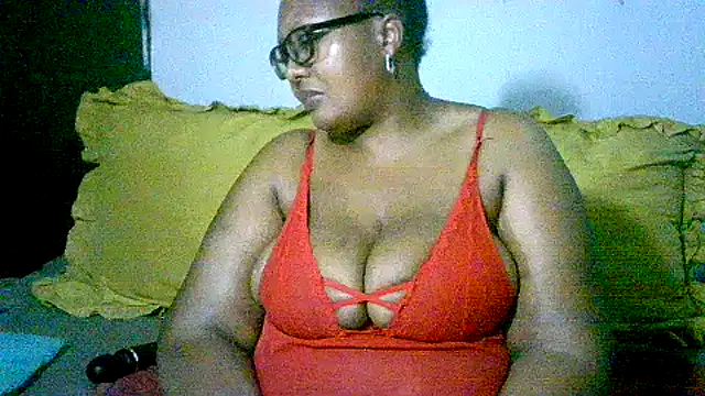 Snapshot of YELLOW_BONE chatting on 09-08-25, 07:35 YELLOW BONE online show from 09-08-25, 07:35