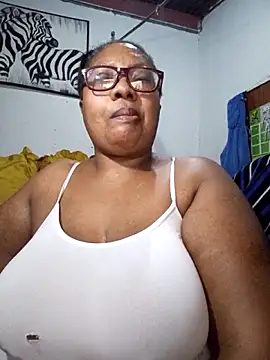 Snapshot of YELLOW_BONE chatting on 06-15-26, 09:14 YELLOW BONE online show from 06-15-26, 09:14