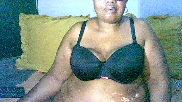 Snapshot of YELLOW_BONE chatting on 10-05-25, 08:32 YELLOW BONE online show from 10-05-25, 08:32