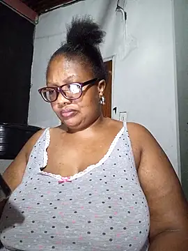 Snapshot of YELLOW_BONE chatting on 02-16-25, 01:14 YELLOW BONE online show from 02-16-25, 01:14