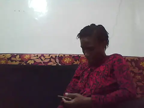 Snapshot of Smillie_prety chatting on 05-21-26, 04:37 Smillie prety online show from 05-21-26, 04:37