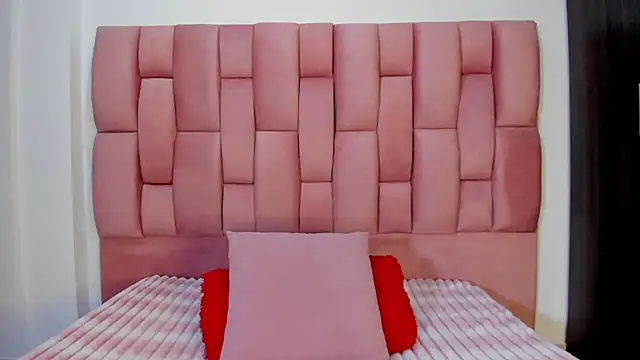 JuliKim  online show from 10-03-25, 01:01