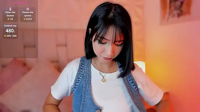 Snapshot of emma_woods_ chatting on 10-10-25, 07:36 emma woods online show from 10-10-25, 07:36