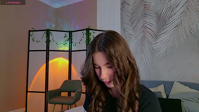 Snapshot of Marie_Diaze chatting on 06-17-26, 05:07 Marie Diaze online show from 06-17-26, 05:07