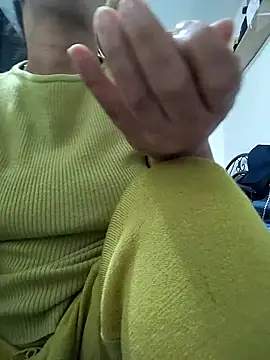 Snapshot of lolo890 chatting on 02-18-26, 01:40 lolo890 online show from 02-18-26, 01:40