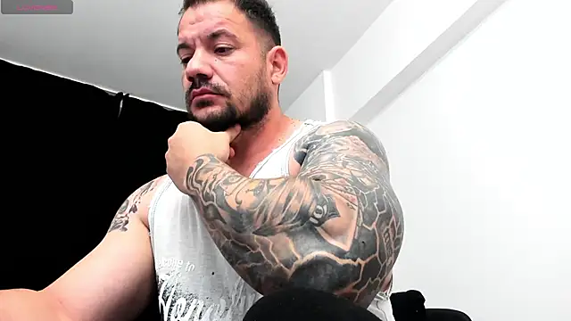 Snapshot of musclemonster31 chatting on 10-02-25, 04:05 musclemonster31 online show from 10-02-25, 04:05