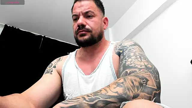 Snapshot of musclemonster31 chatting on 10-18-25, 12:18 musclemonster31 online show from 10-18-25, 12:18
