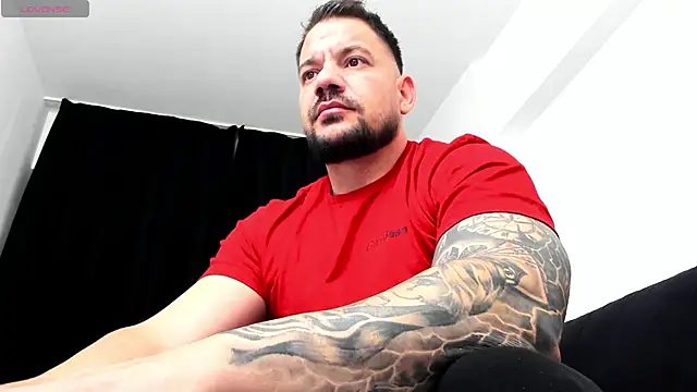 Snapshot of musclemonster31 chatting on 10-15-25, 12:02 musclemonster31 online show from 10-15-25, 12:02