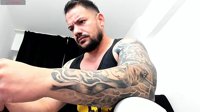 Snapshot of musclemonster31 chatting on 10-13-25, 06:59 musclemonster31 online show from 10-13-25, 06:59