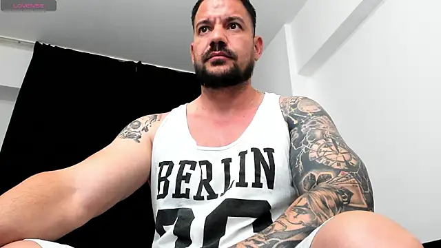 Snapshot of musclemonster31 chatting on 10-20-25, 05:02 musclemonster31 online show from 10-20-25, 05:02