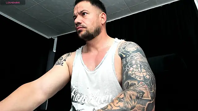 Snapshot of musclemonster31 chatting on 10-21-25, 12:04 musclemonster31 online show from 10-21-25, 12:04