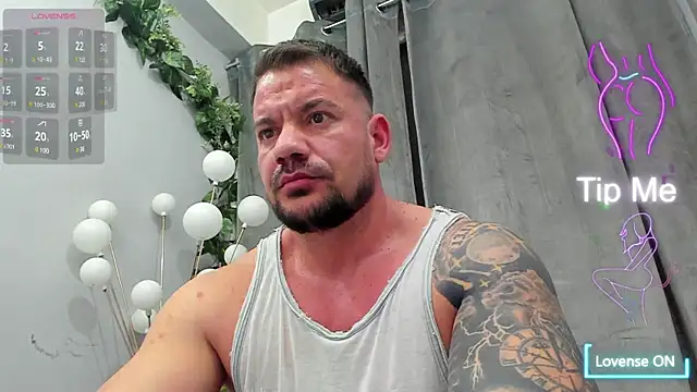 Snapshot of musclemonster31 chatting on 03-05-25, 10:21 musclemonster31 online show from 03-05-25, 10:21