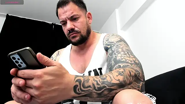 Snapshot of musclemonster31 chatting on 09-29-25, 12:44 musclemonster31 online show from 09-29-25, 12:44