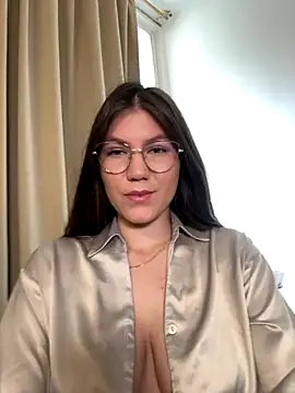 AmelieLaurent  online show from 11-17-25, 04:00