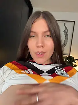 AmelieLaurent  online show from 08-02-26, 07:00