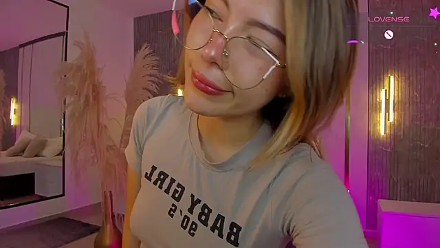 Snapshot of riley_sierra chatting on 07-16-26, 12:57 riley sierra online show from 07-16-26, 12:57