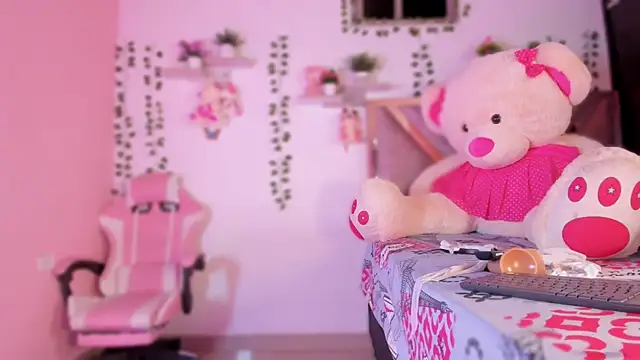 Snapshot of Emily_restrepo chatting on 11-11-25, 06:19 Emily restrepo online show from 11-11-25, 06:19