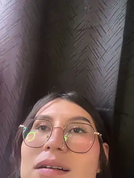 Snapshot of emily_villamil chatting on 06-02-26, 05:35 emily villamil online show from 06-02-26, 05:35