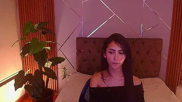 Coralinnee  online show from 05-06-26, 05:33