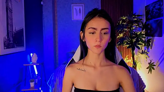 Coralinnee  online show from 06-16-26, 02:22