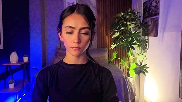 Coralinnee  online show from 05-08-26, 02:59