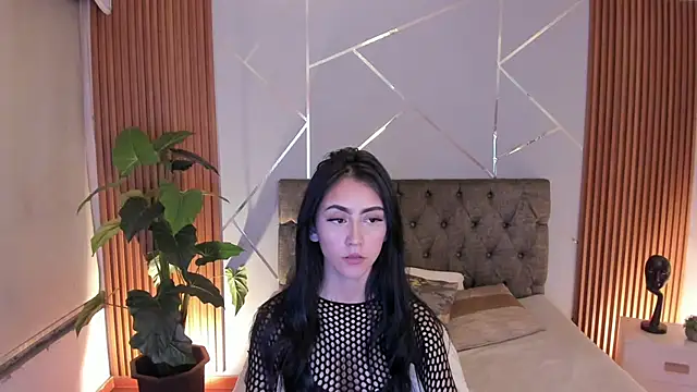Coralinnee  online show from 04-25-26, 03:09