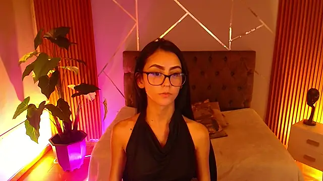 Coralinnee  online show from 04-01-26, 05:31