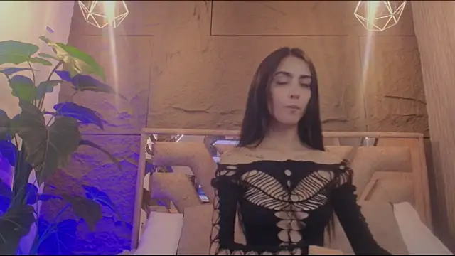 Coralinnee  online show from 05-14-26, 04:42