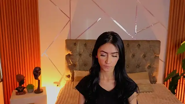 Coralinnee  online show from 07-17-26, 10:07