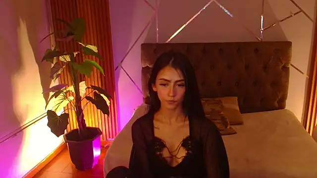 Coralinnee  online show from 04-02-26, 05:03