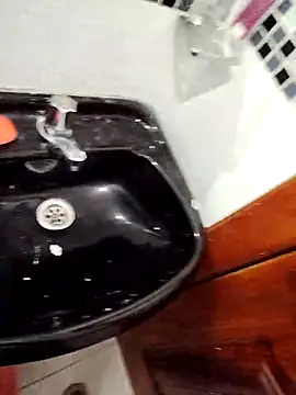 Snapshot of Alexisllanos chatting on 12-21-25, 04:58 Alexisllanos online show from 12-21-25, 04:58