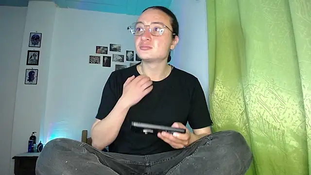 Snapshot of monkeywillwhite chatting on 11-28-25, 02:01 monkeywillwhite online show from 11-28-25, 02:01