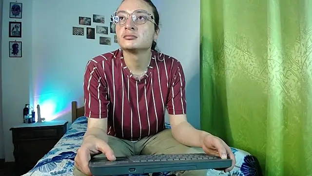 Snapshot of monkeywillwhite chatting on 11-09-25, 12:03 monkeywillwhite online show from 11-09-25, 12:03