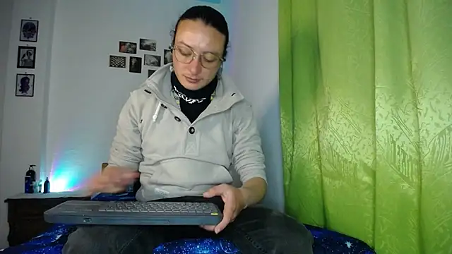 Snapshot of monkeywillwhite chatting on 11-29-25, 02:44 monkeywillwhite online show from 11-29-25, 02:44