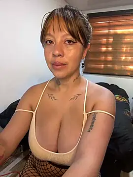 Snapshot of Bruja_lu chatting on 03-08-25, 03:02 Bruja lu online show from 03-08-25, 03:02