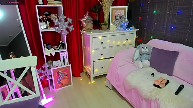 Snapshot of Queen_baby chatting on 12-14-24, 02:44 Queen baby online show from 12-14-24, 02:44