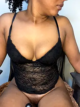Snapshot of sweetestval chatting on 10-17-25, 05:00 sweetestval online show from 10-17-25, 05:00