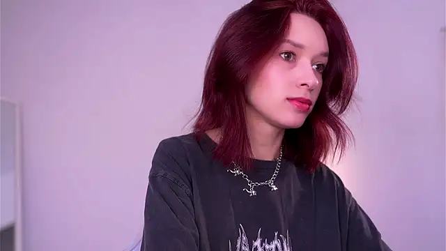 VivianLy  online show from 03-18-25, 08:17