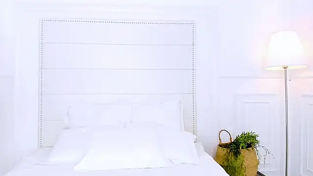 Snapshot of NaomiYuu chatting on 11-18-25, 02:27 NaomiYuu online show from 11-18-25, 02:27