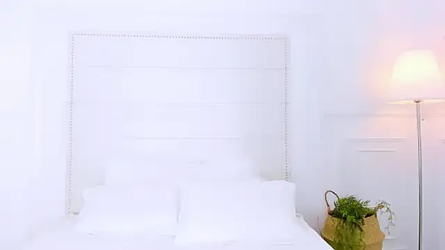 Snapshot of NaomiYuu chatting on 11-29-25, 02:01 NaomiYuu online show from 11-29-25, 02:01